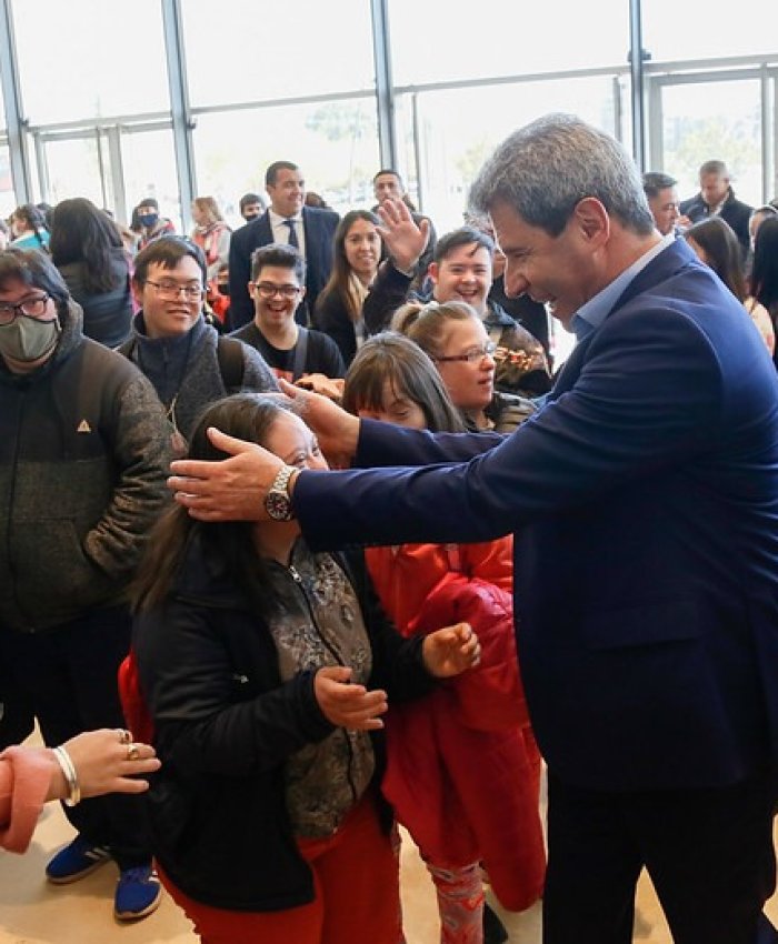 El gobernador acompañó a personas con discapacidad en la función de “El hombre que perdió su sombra