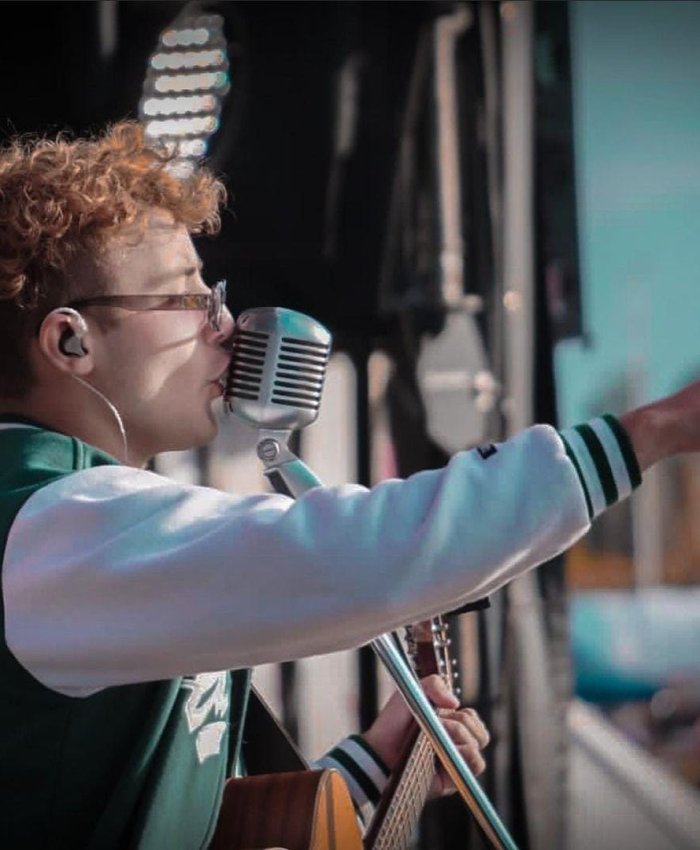 El sanjuanino que la rompe en las redes y en la música