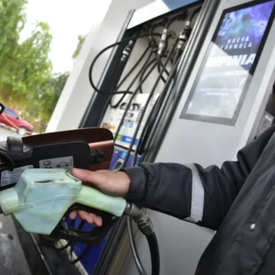 Suben los impuestos a los combustibles, sube la nafta: YPF aplicará desde la medianoche un incremento promedio del 3,5 % en naftas y gasoil en todo el país