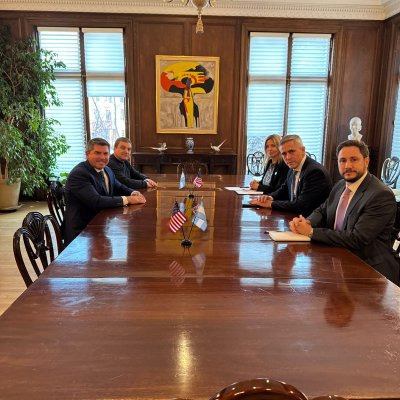 El gobernador Orrego se reunió con referentes de la Embajada Argentina en EE.UU tras la asunción de Donald Trump