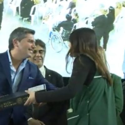 El gobernador entregó notebooks a docentes de primaria en la primera etapa del programa “maestro de américa, cultivando el futuro”