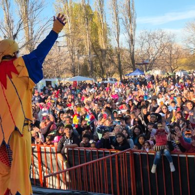 Ullum: Piñón Fijo hizo reír y emocionar a familias completas en una tarde inolvidable