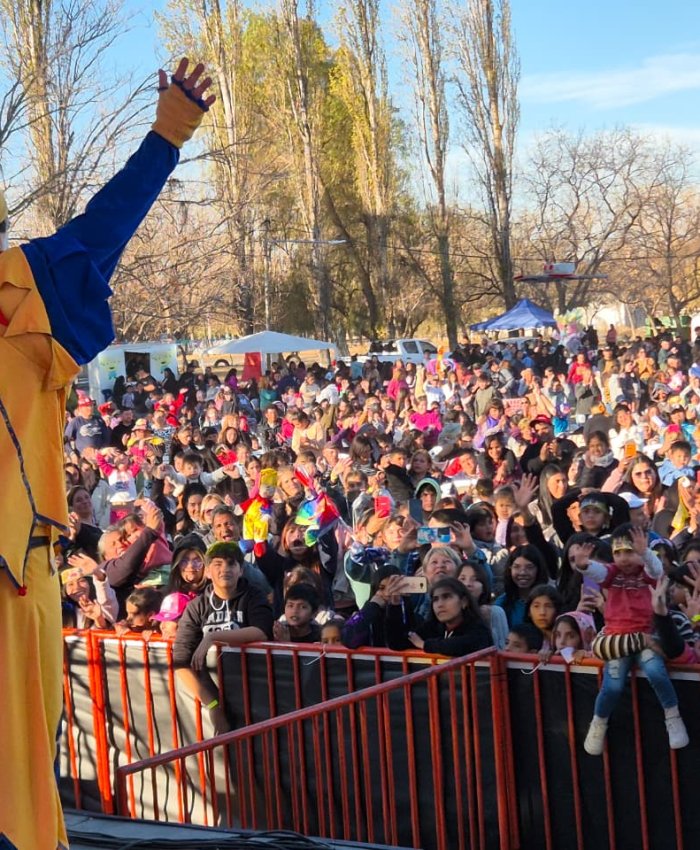 Ullum: Piñón Fijo hizo reír y emocionar a familias completas en una tarde inolvidable