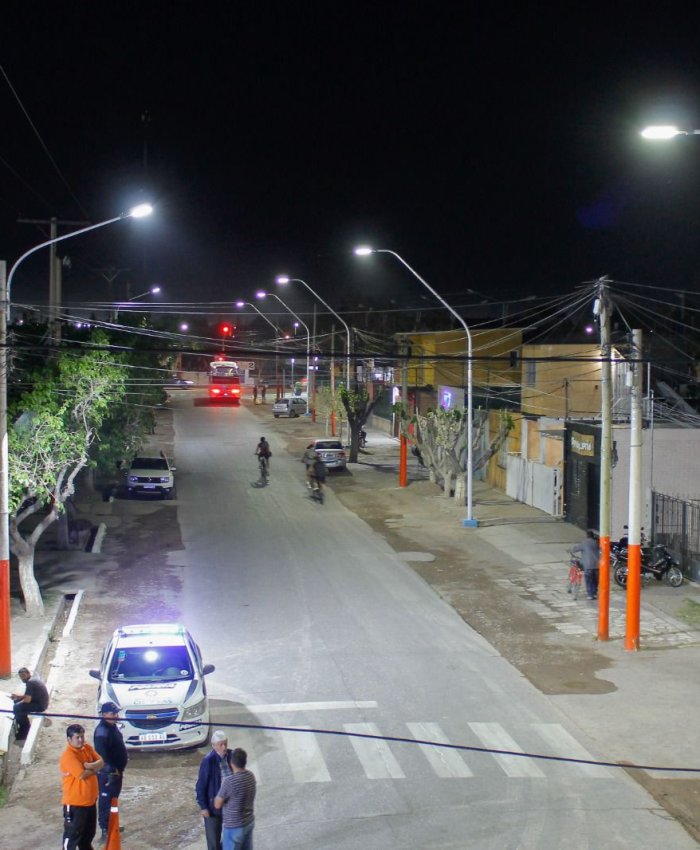 CHIMBAS: la calle Oro y Villa Sarmiento lucen su nueva iluminación LED