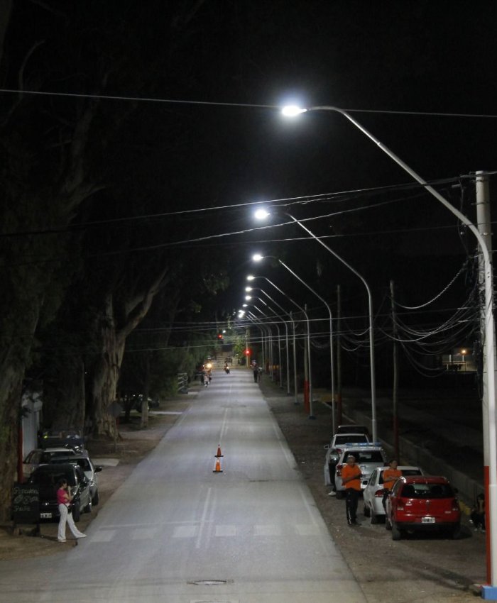 CHIMBAS: la calle Oro completa su iluminación LED desde Tucumán a Ruta 40