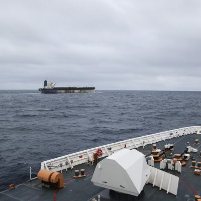 EE.UU. intercepta a petrolero que huyó cerca de Venezuela tras semanas de persecución (Official X account of U.S. Europ/EFE)