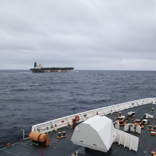 EE.UU. intercepta a petrolero que huyó cerca de Venezuela tras semanas de persecución (Official X account of U.S. Europ/EFE)