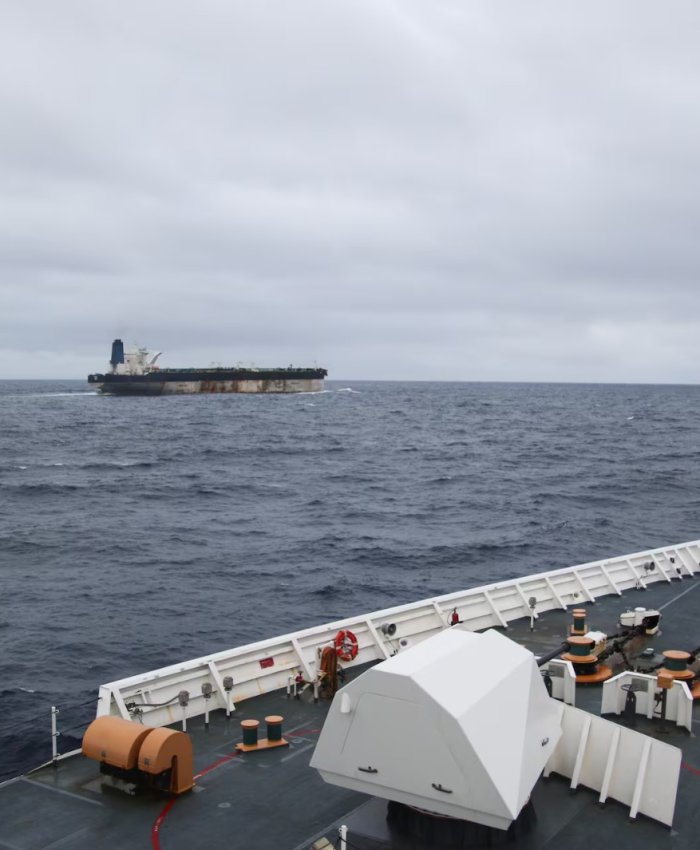 EE.UU. intercepta a petrolero que huyó cerca de Venezuela tras semanas de persecución (Official X account of U.S. Europ/EFE)