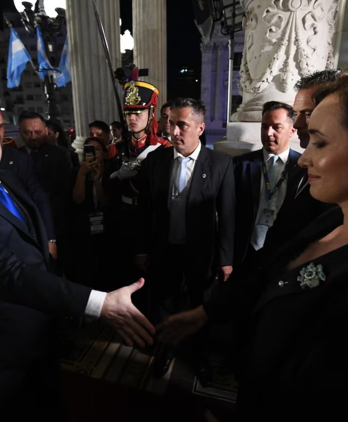 «CRÍTICA A LAS FORMAS, APOYO DE FONDO» Por Hugo Muleiro.