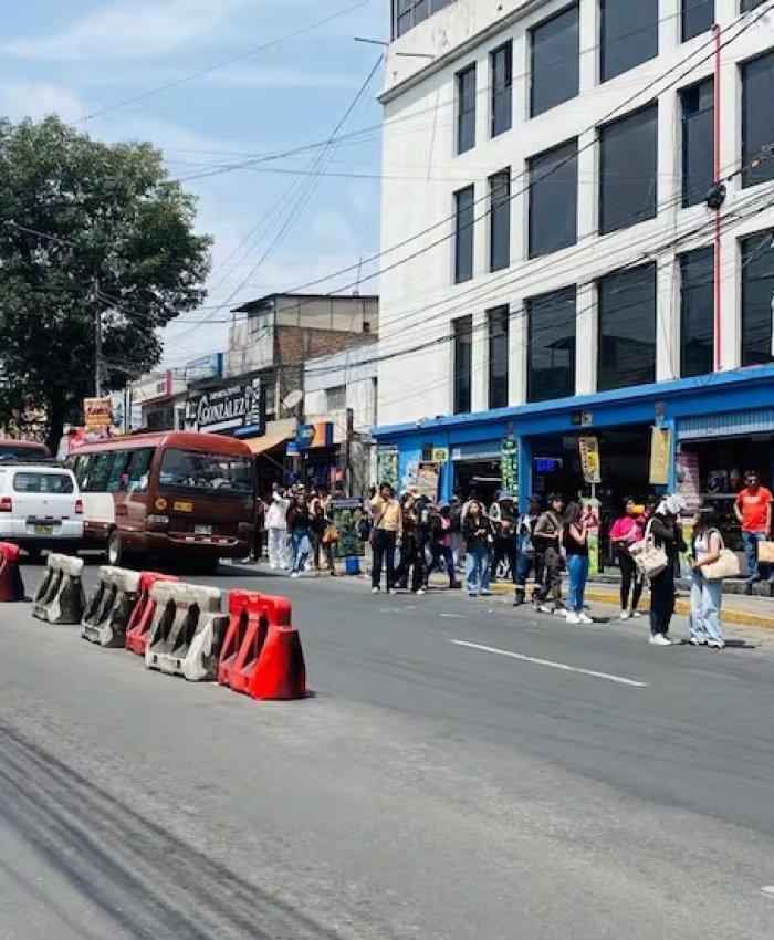 PERU: paro de transporte, pasajes triplicados y clases virtuales ante la suba y desabastecimiento de combustible
