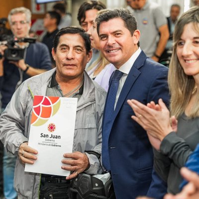 Orrego entregó actas que dan seguridad legal sobre la vivienda de familias de siete departamentos