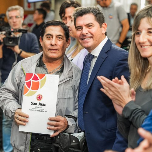 Orrego entregó actas que dan seguridad legal sobre la vivienda de familias de siete departamentos