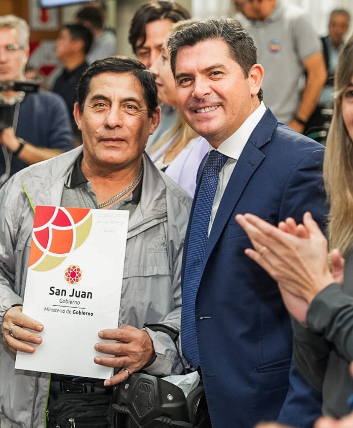 Orrego entregó actas que dan seguridad legal sobre la vivienda de familias de siete departamentos