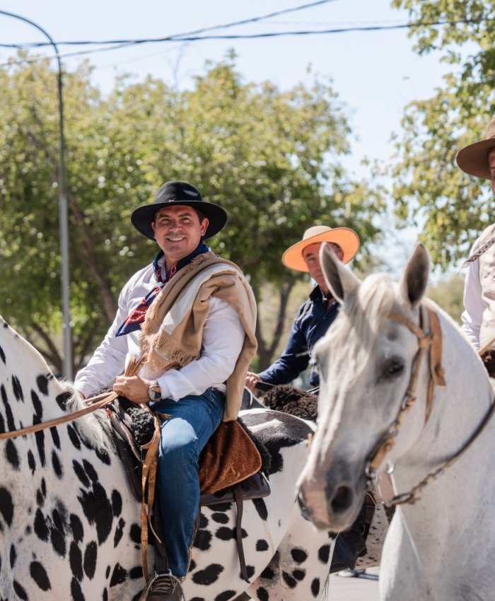 Orrego encabezó una nueva edición de la Cabalgata de la Fe a la Difunta Correa con jinetes de todo el país y Chile
