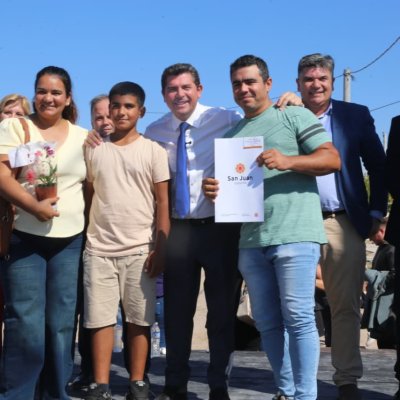 Orrego entregó casas en Sarmiento y anunció la pavimentación de una calle clave en el departamento