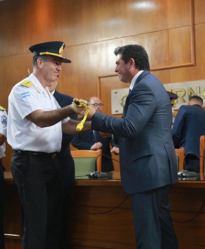 Histórico: el gobernador entregó sables de mando a la Plana Mayor de la Policía de San Juan y reforzó el compromiso con la seguridad pública