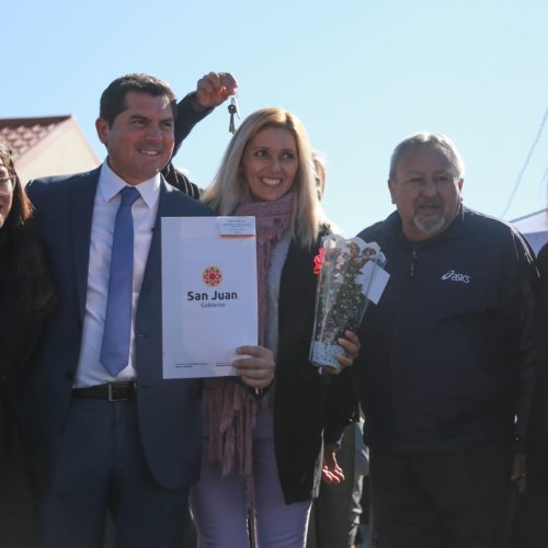 Orrego entregó viviendas en Ullum: 105 familias accedieron a su casa propia
