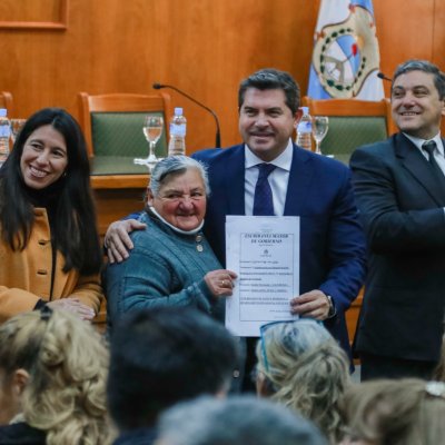 Orrego entregó 136 escrituras y reafirmó el compromiso de avanzar con la regularización dominial en San Juan.