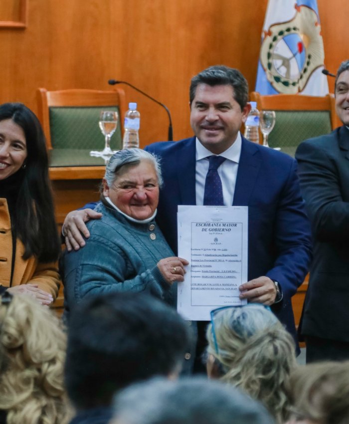 Orrego entregó 136 escrituras y reafirmó el compromiso de avanzar con la regularización dominial en San Juan.