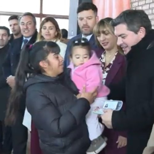 Orrego visitó San Juan Cerca en Pocito, que incorporó regularización dominial y prevención médica