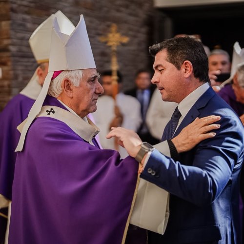 Orrego acompañó a las familias en la misa de homenaje a las víctimas del siniestro aéreo