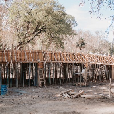 El nuevo puente del lago del Parque de Mayo consolida su estructura principal