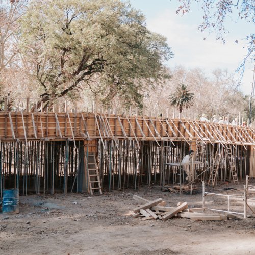 El nuevo puente del lago del Parque de Mayo consolida su estructura principal