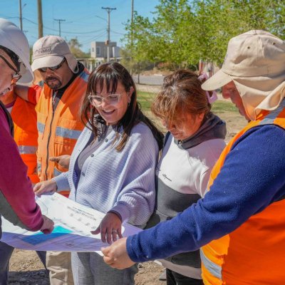 La intendenta Daniela Rodríguez recorrió las obras de la nueva plaza del Loteo Santa Isabel en Chimbas