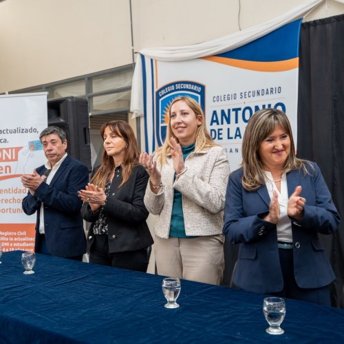 Lanzan «Mi DNI Joven», el programa que facilita la actualización de documentos en las escuelas