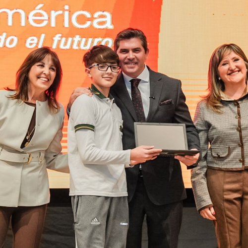 Orrego encabezó la entrega de computadoras para estudiantes de secundarias estatales de Capital