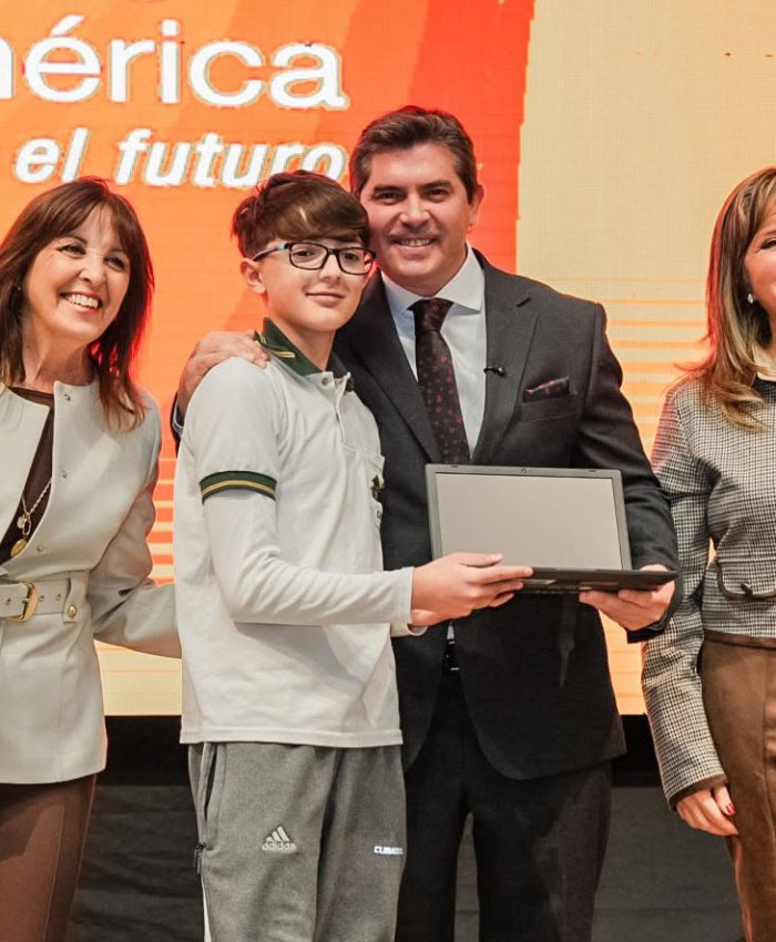 Orrego encabezó la entrega de computadoras para estudiantes de secundarias estatales de Capital