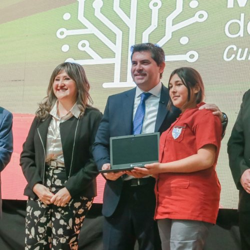 Más de 2.700 estudiantes de cuatro departamentos recibieron sus computadoras
