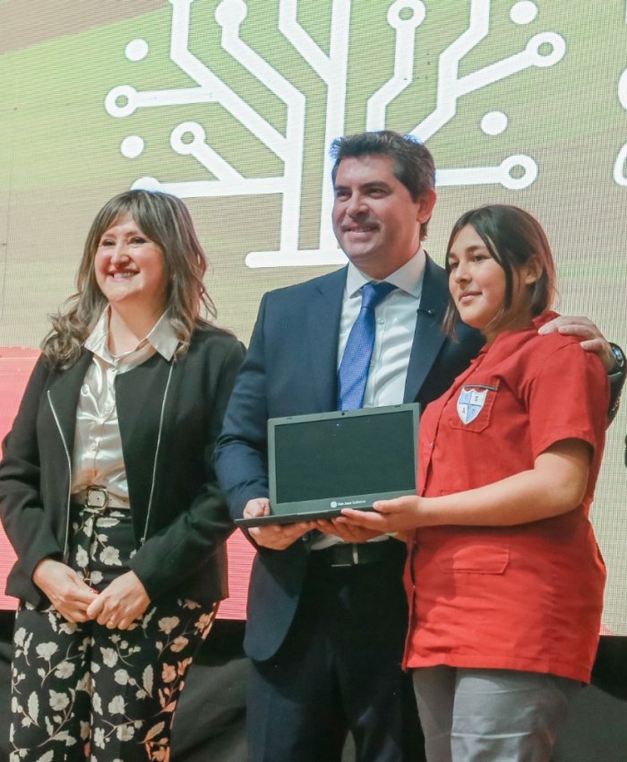 Más de 2.700 estudiantes de cuatro departamentos recibieron sus computadoras