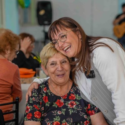 Daniela Rodríguez compartió un almuerzo con jubilados de Chimbas en su día