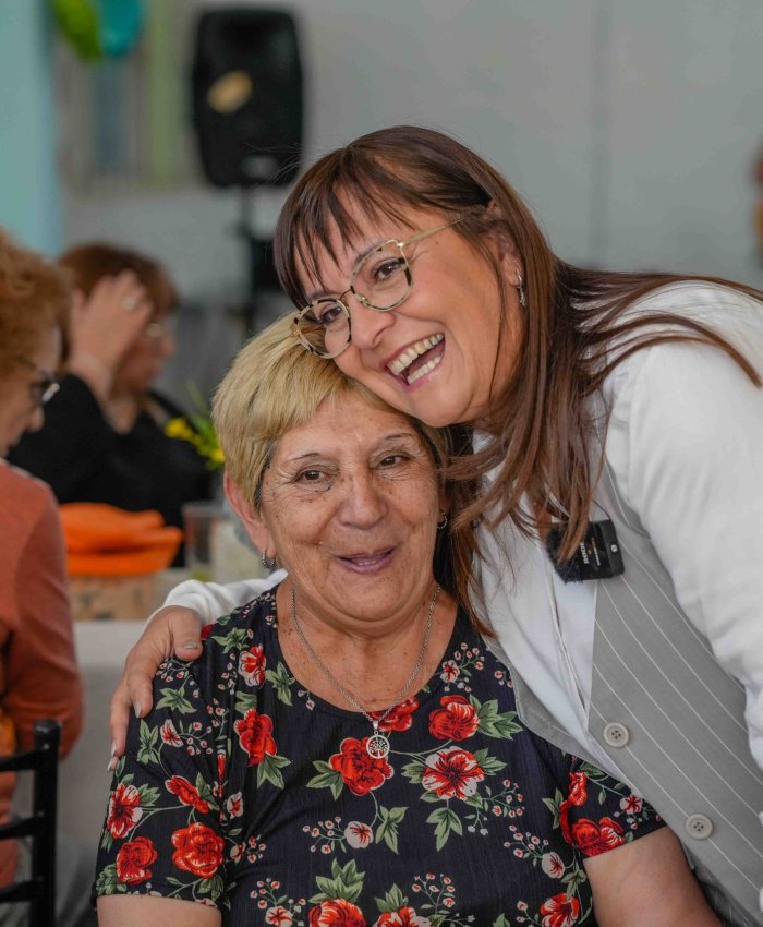 Daniela Rodríguez compartió un almuerzo con jubilados de Chimbas en su día