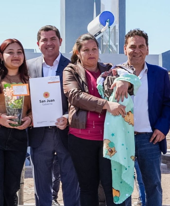Orrego entregó viviendas a 118 familias de Angaco