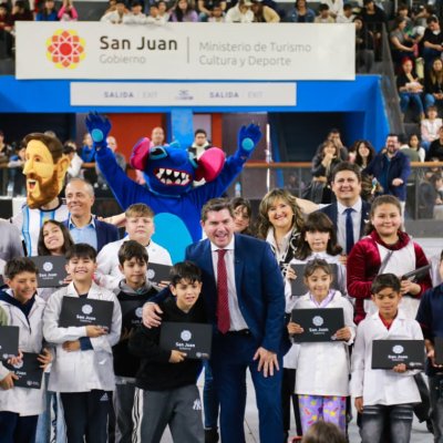 El gobernador Orrego encabezó la entrega de netbook a todos los estudiantes de 5to grado de Rawson
