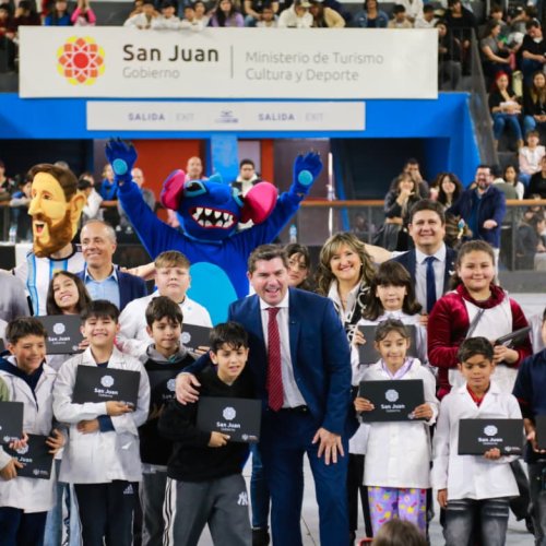 El gobernador Orrego encabezó la entrega de netbook a todos los estudiantes de 5to grado de Rawson