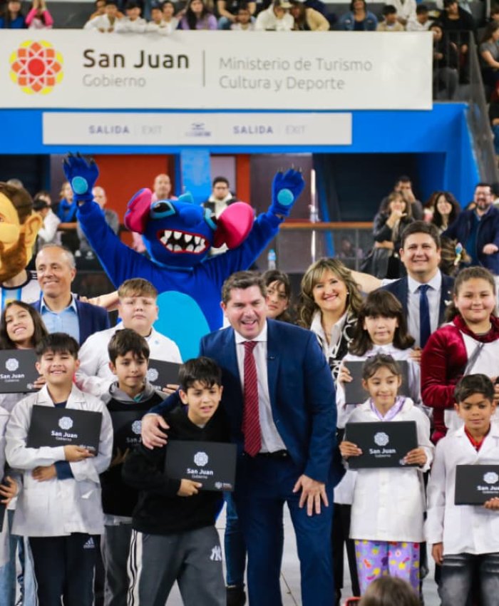 El gobernador Orrego encabezó la entrega de netbook a todos los estudiantes de 5to grado de Rawson