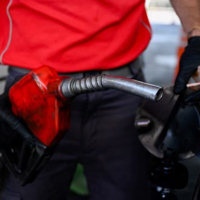 Subió la nafta y tiembla la inflación: las petroleras privadas rompieron el acuerdo de no aumentar