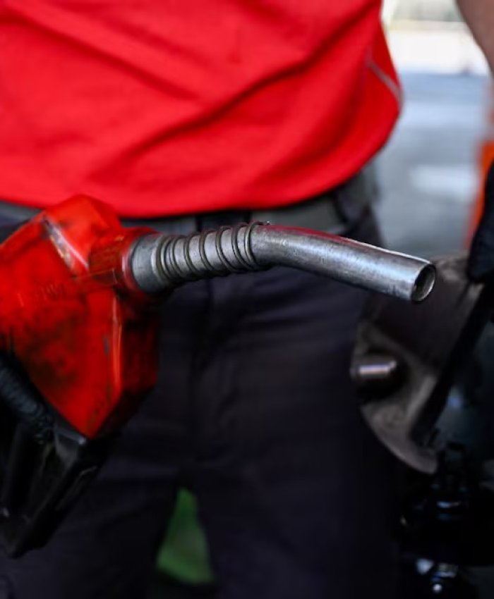 Subió la nafta y tiembla la inflación: las petroleras privadas rompieron el acuerdo de no aumentar