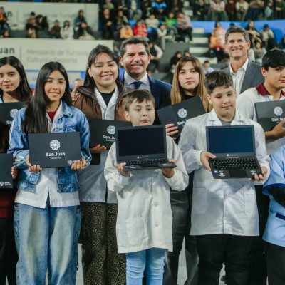 Orrego entregó computadoras a estudiantes y el programa ya alcanzó a 12.914 alumnos en San Juan