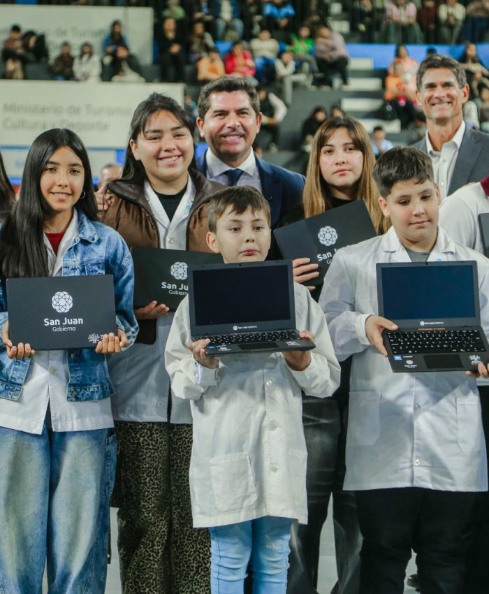 Orrego entregó computadoras a estudiantes y el programa ya alcanzó a 12.914 alumnos en San Juan