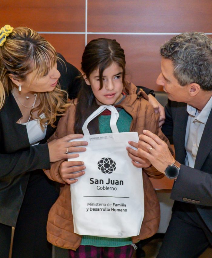 Familia entregó audífonos a personas con dificultades auditivas