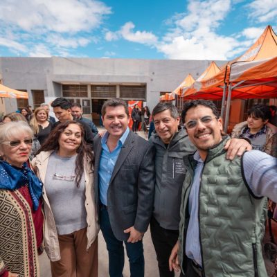 Orrego recorrió San Juan Cerca en Rawson, con servicios y trámites para las familias