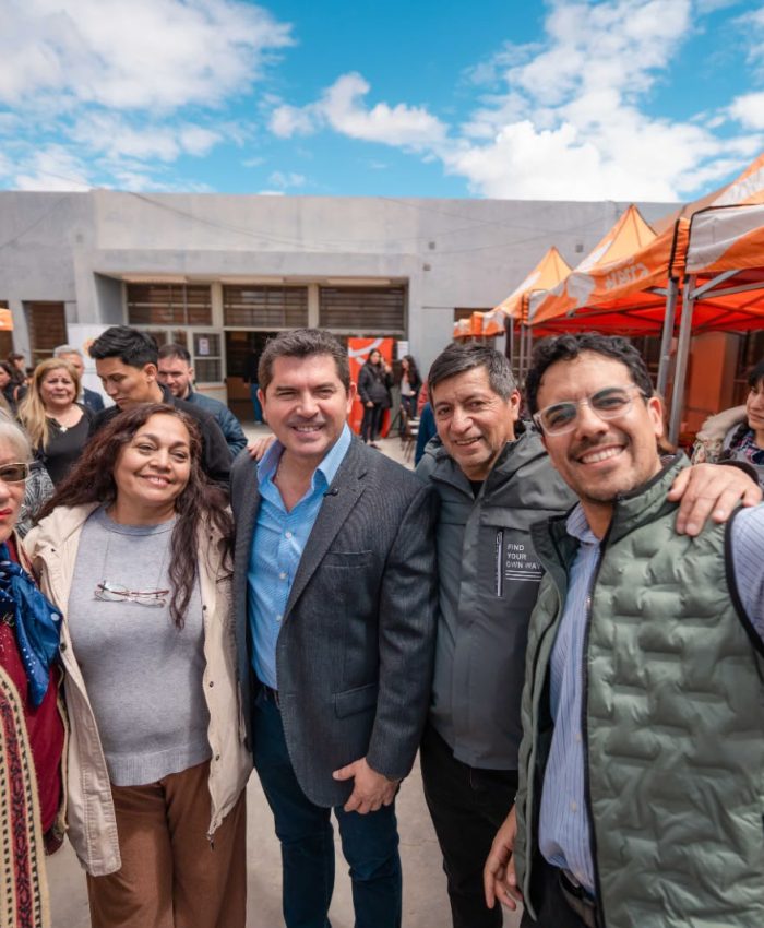 Orrego recorrió San Juan Cerca en Rawson, con servicios y trámites para las familias
