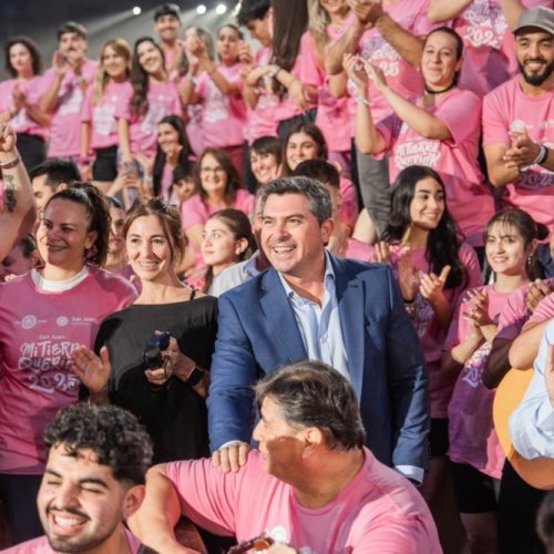 Orrego presenció el ensayo del show central de la FNS y entregó remeras a los artistas
