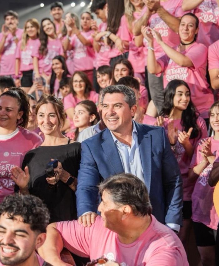 Orrego presenció el ensayo del show central de la FNS y entregó remeras a los artistas