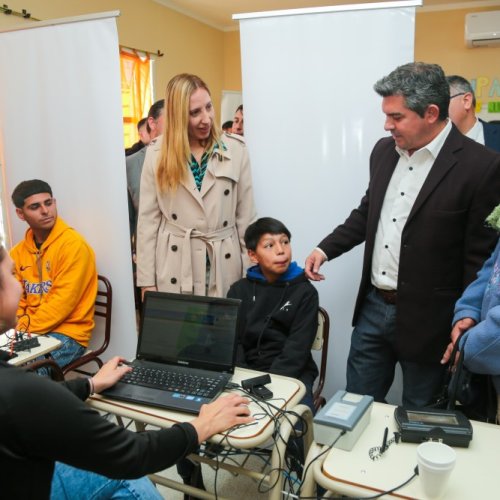 El gobernador Orrego recorrió el operativo San Juan Cerca en Angaco