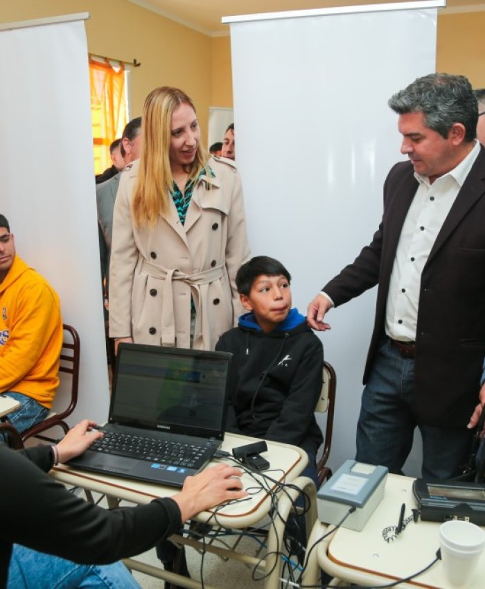 El gobernador Orrego recorrió el operativo San Juan Cerca en Angaco